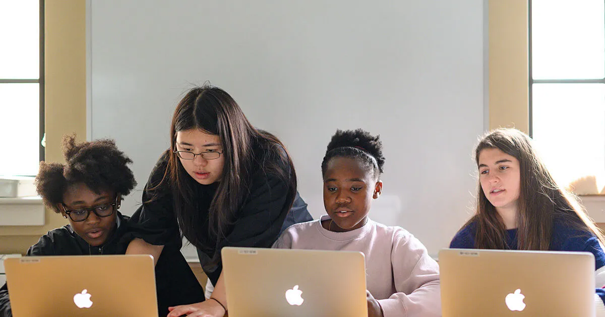 Mujeres colaborando en proyecto